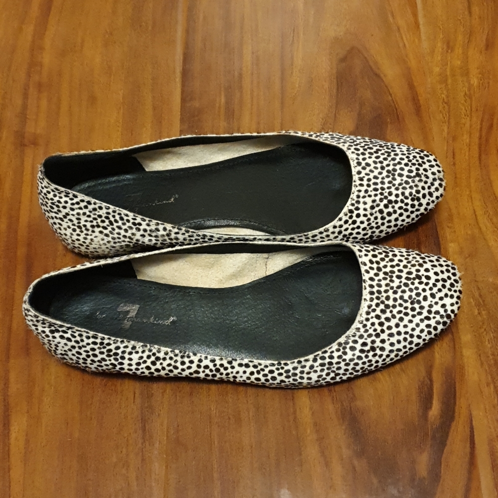 Authentic! 7 For All Mankind Addison Flats, in original box, sz 5.5